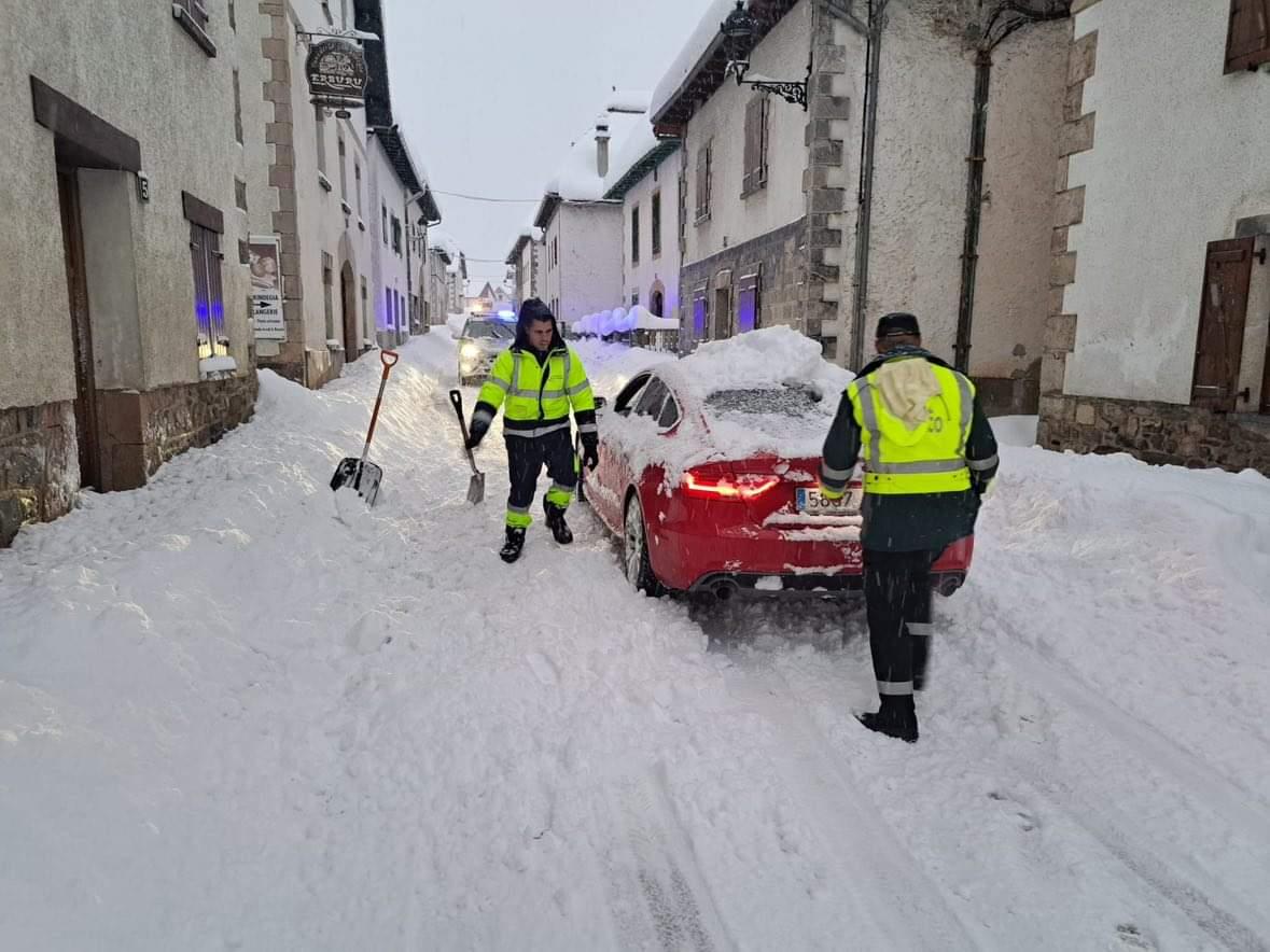 MqGuardiaCivil's tweet image. Nieve ❄️☃️ en N135 #Espinal y Alto de Mezkiritz.

La masa de aire frío polar que recorre la Península ha teñido ya de blanco muchas ciudades.

En el Alto de #Mezkiritz patrullas de la Guardia Civil aconsejan a peregrinos que pasan por la zona como uno de origen coreano.

 #DGT