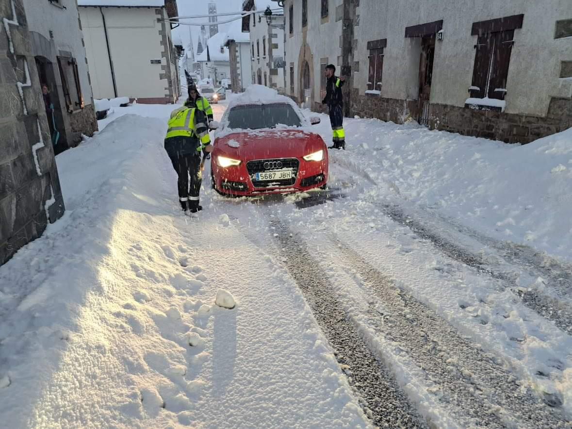 MqGuardiaCivil's tweet image. Nieve ❄️☃️ en N135 #Espinal y Alto de Mezkiritz.

La masa de aire frío polar que recorre la Península ha teñido ya de blanco muchas ciudades.

En el Alto de #Mezkiritz patrullas de la Guardia Civil aconsejan a peregrinos que pasan por la zona como uno de origen coreano.

 #DGT