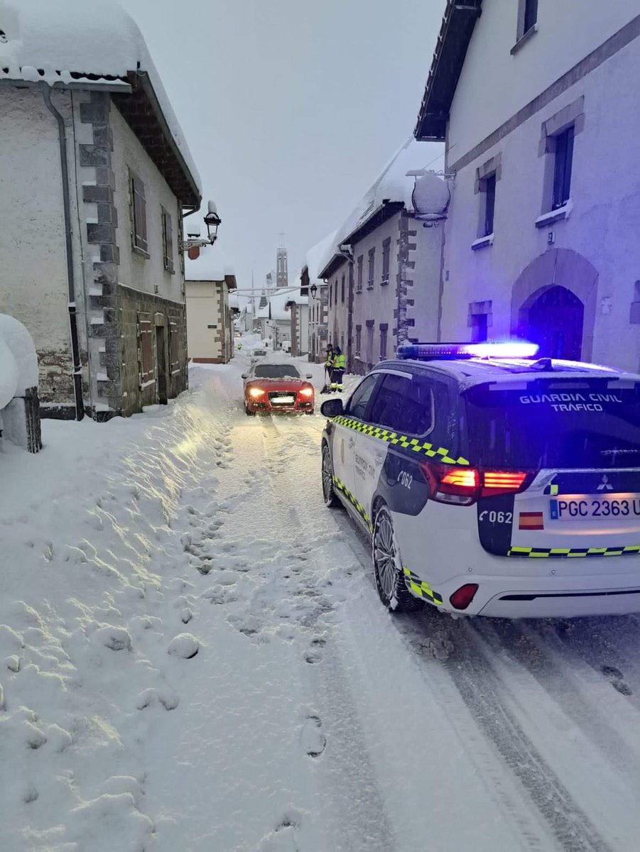 MqGuardiaCivil's tweet image. Nieve ❄️☃️ en N135 #Espinal y Alto de Mezkiritz.

La masa de aire frío polar que recorre la Península ha teñido ya de blanco muchas ciudades.

En el Alto de #Mezkiritz patrullas de la Guardia Civil aconsejan a peregrinos que pasan por la zona como uno de origen coreano.

 #DGT