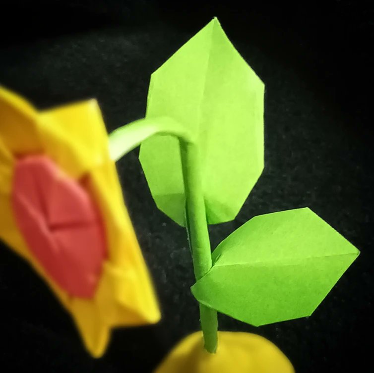 YunYuOrigami's tweet image. A flower cannot be complete without the leaves and the stem. 

MODEL: Leaf 🍃
AUTHOR: Joost langeveld Origami. 
FOLDED: By me 🙋🏻‍♀️
SHEET: 3.5cm square. 

And I complemented it with a rolled paper stick for the stem. 
Diagram 👉🏼

#origami #origamitutorial #origamieasy