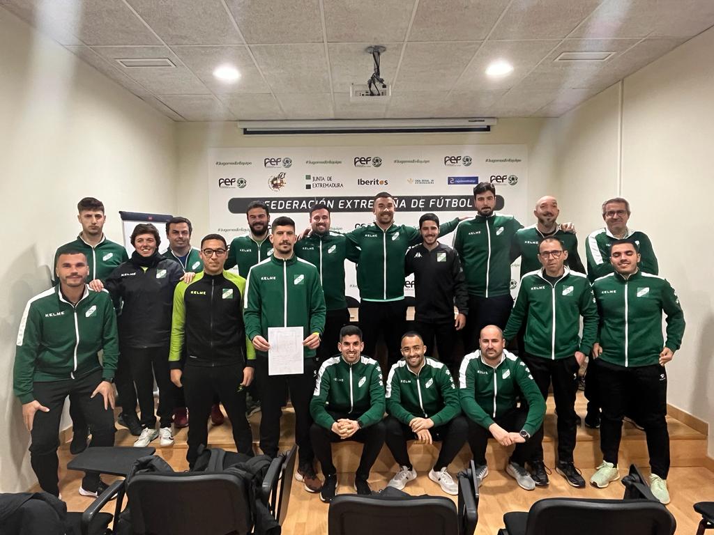La <a href="/FedExFutbol/">Fexfutbol</a> sigue construyendo el futuro a través de la formación.

Nuestros 👨‍🏫⚽CURSOS DE ENTRENADOR alcanzan el ecuador de la temporada en plena forma, con más 400 alumn@s matriculados.

📸En la imagen, Nivel 3 de Técnico Deportivo Cedifex en Badajoz.

#JugamosEnEquipo