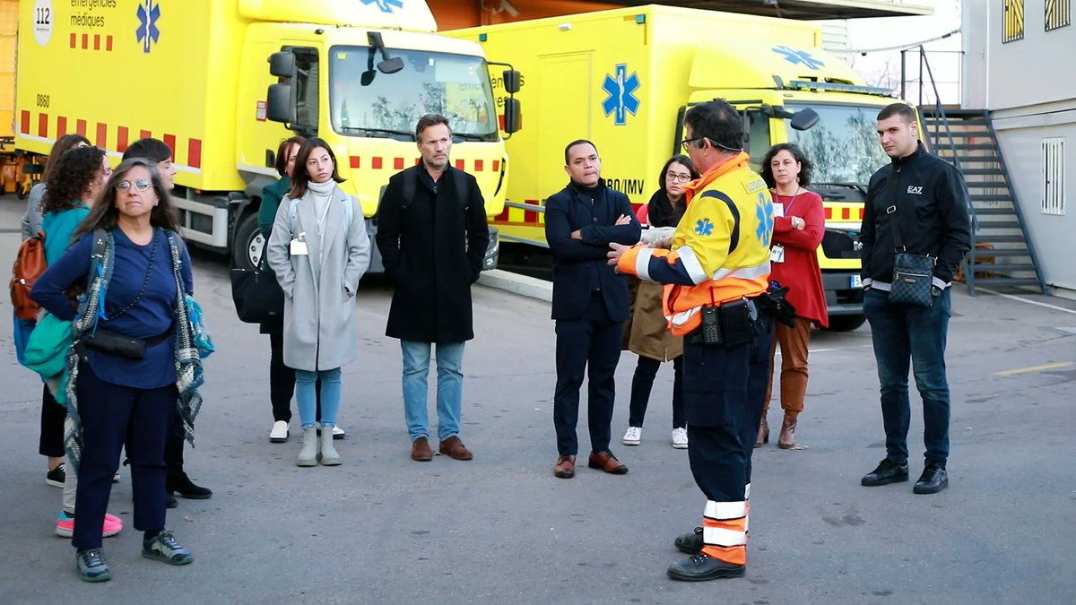 UB_IL3's tweet photo. 🚑  Ahir visita guiada pel centre de coordinació i el pati d'ambulàncies del @semgencat de l'Hospitalet amb els alumnes del Diploma d'Especialització en #SalutDigital on vam valorar el paper de la tecnologia en el procés assistencial.

Més info 👉 https://t.co/1uc3sj03gm https://t.co/yBkAF3H8AG