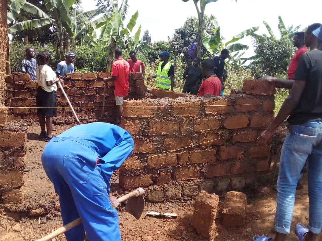 nyckanombe's tweet photo. None mu murenge wa @KanombeSector intore z'inkomezabigwi icyiciro cya 10 zakoze ibikorwa birimo kubaka uturima tw'igikoni, gusiga amarangi kumihanda no kubakira umuturage ikiraro. 
@KicukiroDistr @Unity_MemoryRw @NYC_kicukiro @RwandaYouth @umusoso https://t.co/F5PI95ko9o