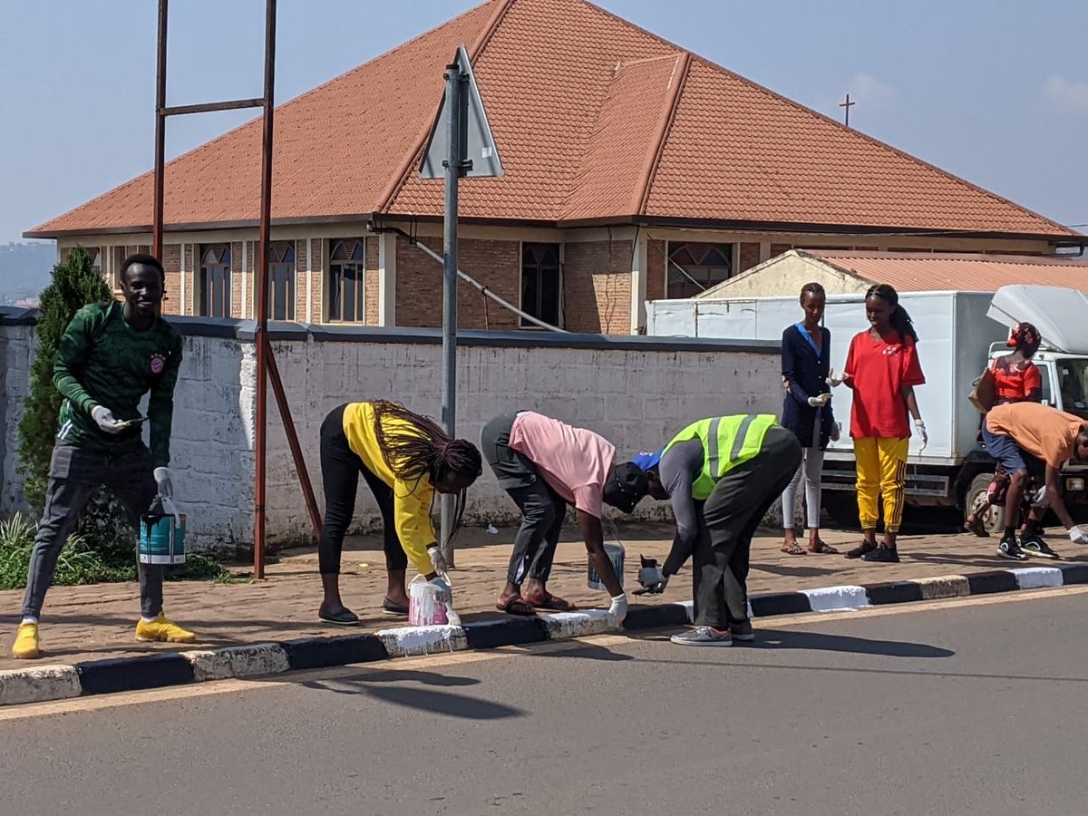 nyckanombe's tweet photo. None mu murenge wa @KanombeSector intore z'inkomezabigwi icyiciro cya 10 zakoze ibikorwa birimo kubaka uturima tw'igikoni, gusiga amarangi kumihanda no kubakira umuturage ikiraro. 
@KicukiroDistr @Unity_MemoryRw @NYC_kicukiro @RwandaYouth @umusoso https://t.co/F5PI95ko9o