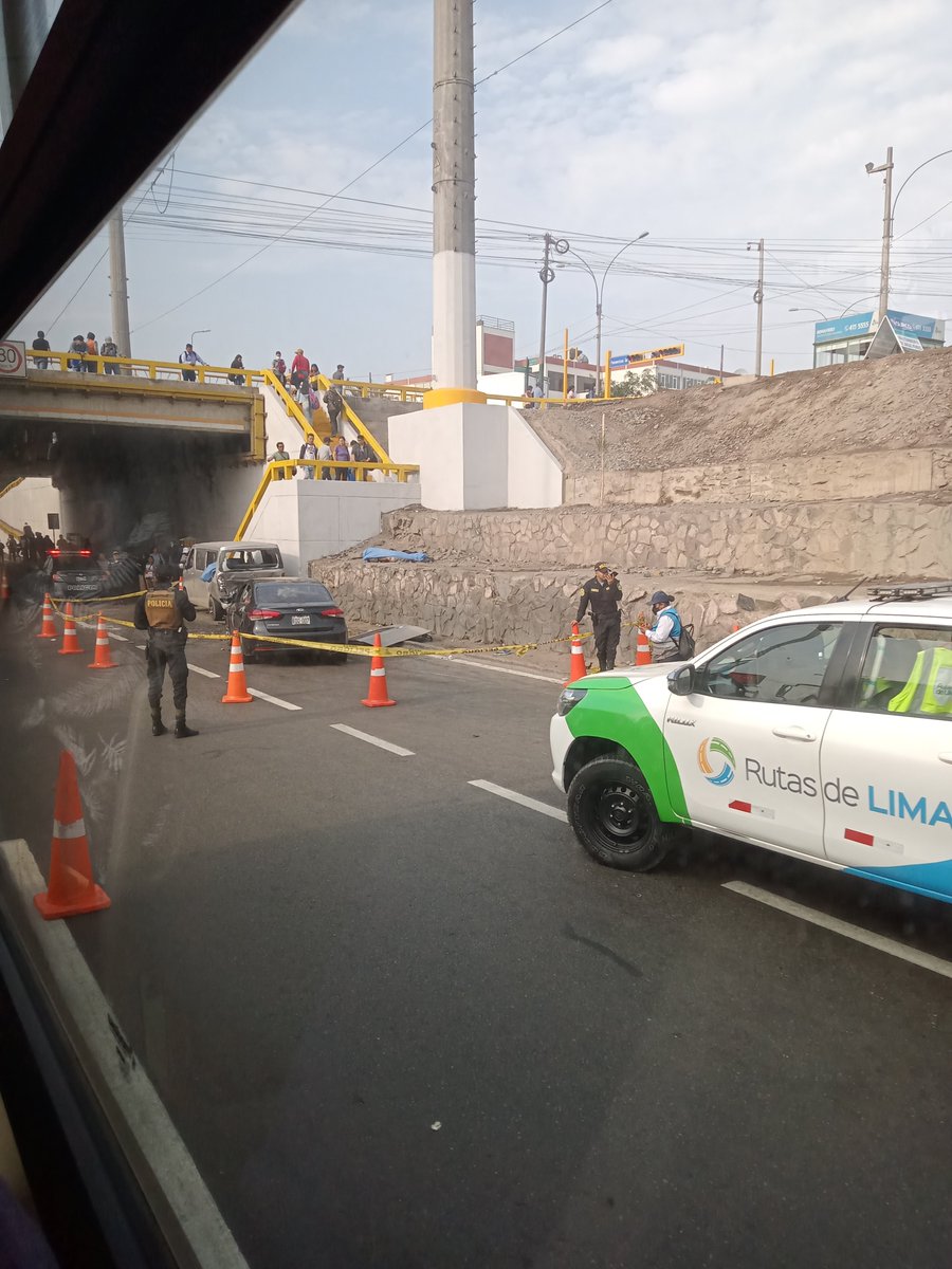 Dtodito3's tweet photo. Fuerte accidente en Panamericana Sur Surco puente Benavides. Vehículo sin control atropella y mata a transeúnte y luego chica con colectivo matando a pasajera 2 muertos de saldo, chófer en estado de ebriedad #Lima #Surco #benavides #traficolima #LimaSeDefiende https://t.co/1oGfAbxSxE
