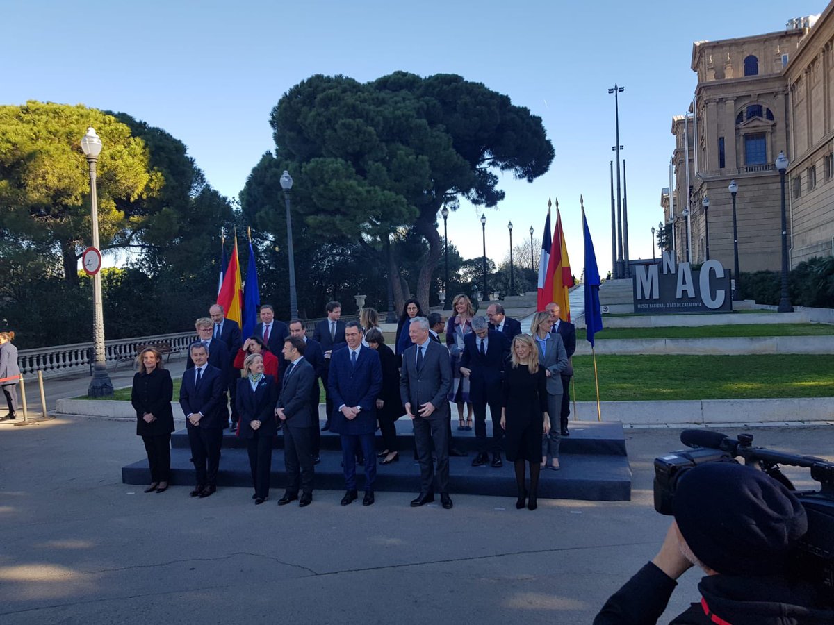 france_espagne's tweet photo. Reunión del Presidente francés @EmmanuelMacron y del Presidente español @sanchezcastejon con los ministros, para afianzar nuestra amistad 🇪🇸🤝🇫🇷

#aúnmáscerca https://t.co/Hh3fGdMhte