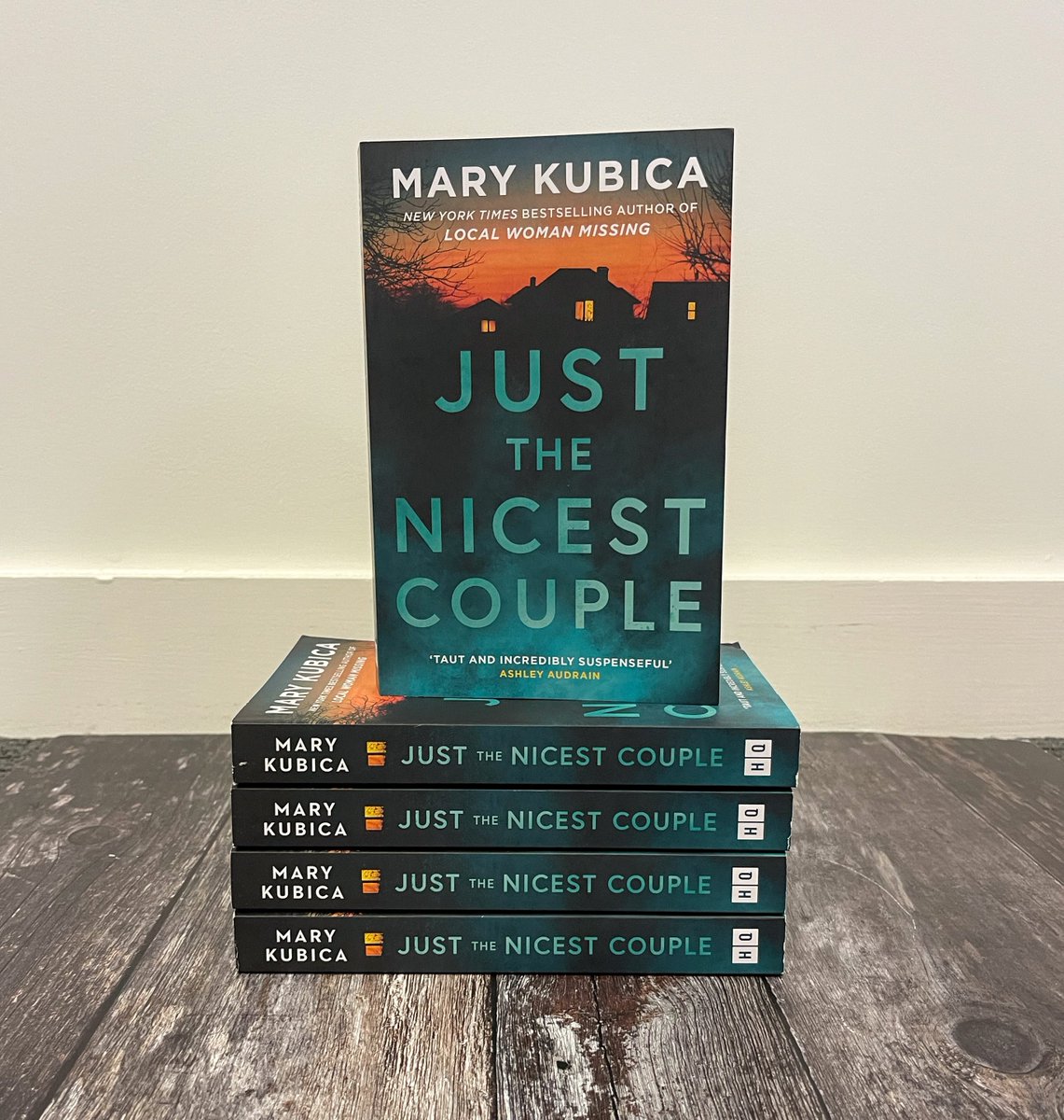 COMPETITION TIME! 📢

To celebrate today's publication of @marykubica's thrilling #JusttheNicestCouple, we're giving five lucky winners a chance to win a copy.

All you have to do to enter is retweet this tweet. Good luck!

T&amp;Cs apply: bit.ly/3wcxL6W