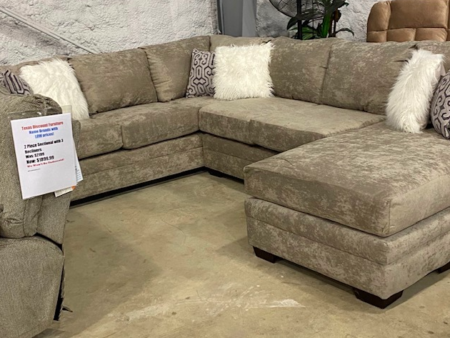 TexasDiscountF1's tweet image. 🌟 You’ll be doing a lot of lounging, TV watching, gathering, reading and sometimes napping on your new sofa set. Make sure it's as comfortable as you deserve; tag a friend and try sitting on a few of our #SofaSets #LivingRoomFurnishings  Texas-Discount-Furniture.com