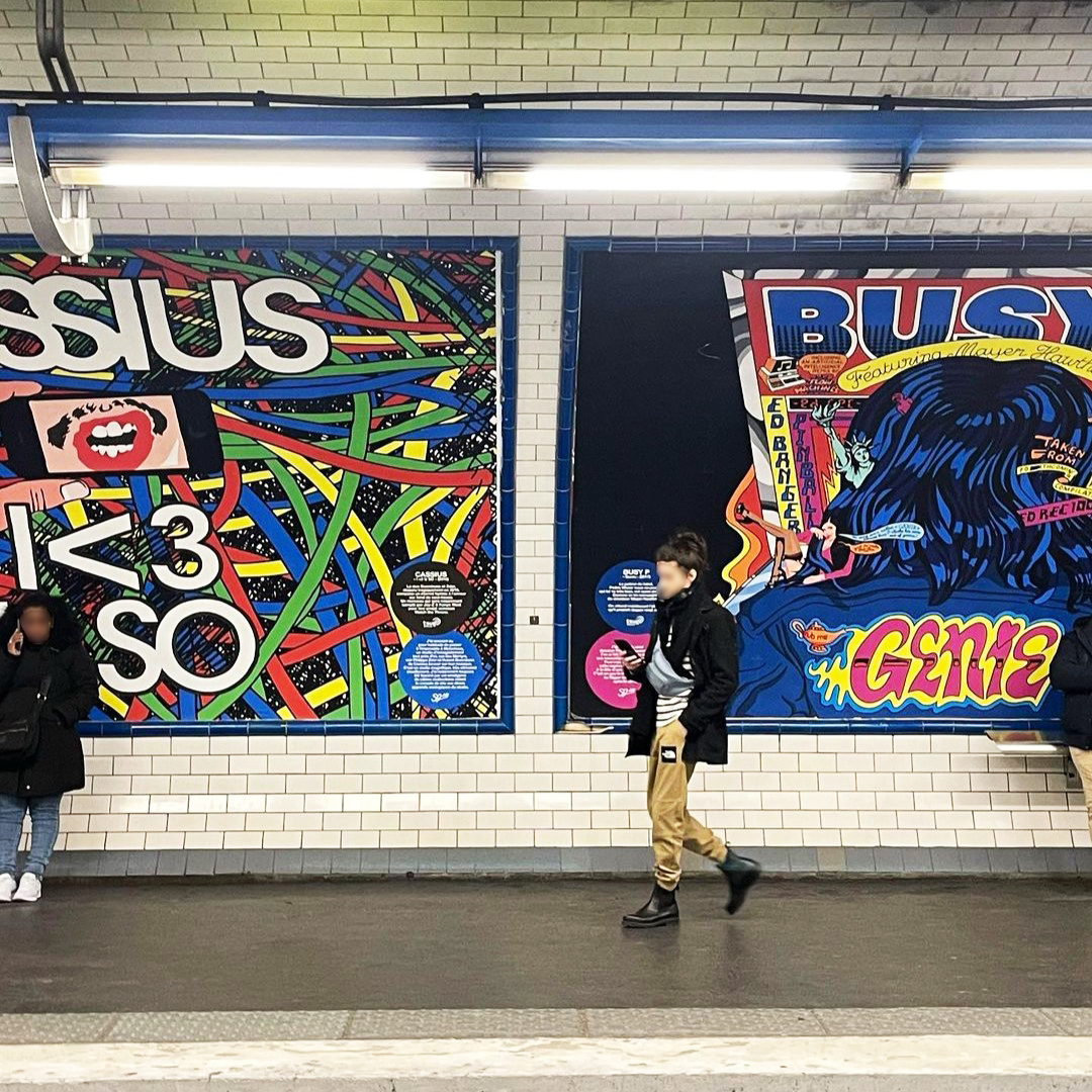 frenchcrowd's tweet photo. Pour fêter ses 20 ans, le label @edbangerrecords investi les murs de la station de métro Pigalle à Paris, en exposant 13 pochettes de ses disques emblématiques 🇫🇷 😍 📀 #EdBangerRecords #Label https://t.co/6C1QG0iVKl