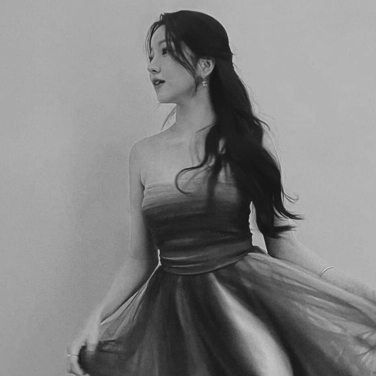 Sowonous's tweet photo. Sowonella vibes, I guess. I do really love and adore this mesmerizing dress. 🖤 https://t.co/ptgOF8lm7d