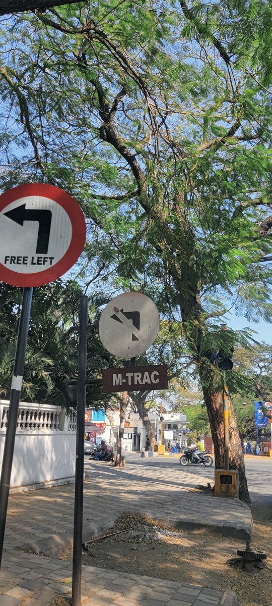 maria_xav1's tweet photo. Welcome to India! 😂❤️
This is Metropole circle, Mysuru, Karnataka, India
Anybody spot anything?
Why isn't anybody bothered about this?
@mysurucorp https://t.co/uV1ROK0TGu