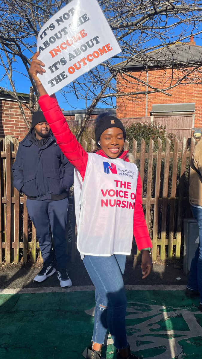 We want Safe staffing ,
How do we achieve that? Fair pay.
Clapping doesn’t pay the bills 

#NursesStrike #Rcnstrikes #NHSStrikes