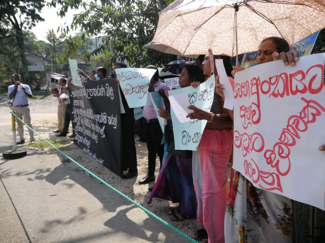 Teachers🧑‍🏫  staged a protest staged in front of the Ruwanwella Rajasinghe Central College against the #CostOfLivingCrisis, increased prices of school accessories📚 , interest rate hike📈  & oppression.

#lka #SriLanka #SriLankaProtest #GoHomeRanil #SriLankaCrisis #StopOppression