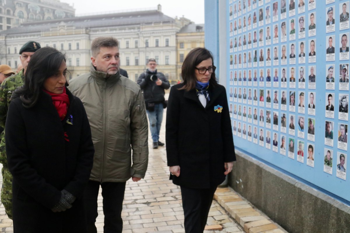 Hier, à la place Saint-Michel, au cœur de Kyiv, j'ai vu du matériel russe détruit - preuve du succès militaire de l'Ukraine. J'ai également visité le mur du souvenir pour rendre hommage aux héros ukrainiens tombés au combat. Nous continuerons à soutenir cette nation courageuse.