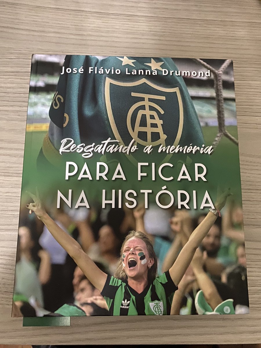 brsoccerexpress's tweet photo. Muito feliz em receber essa bela obra do amigo José Flávio Lanna Drumond, um dos maiores dirigentes da história do América MG 
Foram quase 17 anos dedicados ao clube, em várias funções, como preparador físico, diretor das categorias de formação e da área internacional do clube. https://t.co/Y8kbPwLPO8