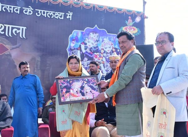 RajniTiwari_'s tweet photo. आज मथुरा में श्री @DN_Thakur_Ji जी महाराज के संरक्षण में संचालित प्रियाकान्त जू के सप्तम पाटोत्सव के उपलक्ष्य में प्रियाकान्त जू गौशाला के भव्य उद्घाटन समारोह में..
1/1 https://t.co/knluayFOjq