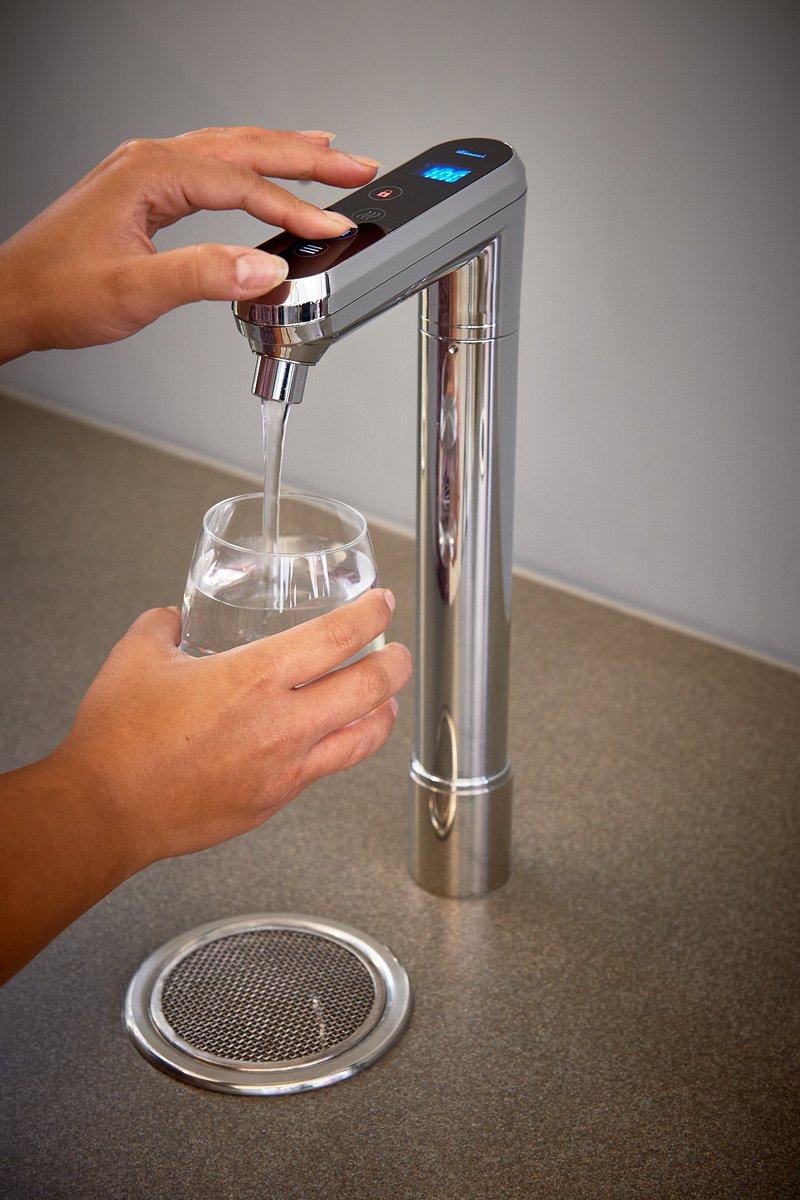 Quick! What’s the first thing that comes to mind when you hear the words “New You”?

Get Fitter❔ Learn a new language❔ Relax more❔
How about #hydration?

Learn more on why drinking the right amount of water can have a positive impact on your wellbeing.
aqualibra.com/products/aqua-…