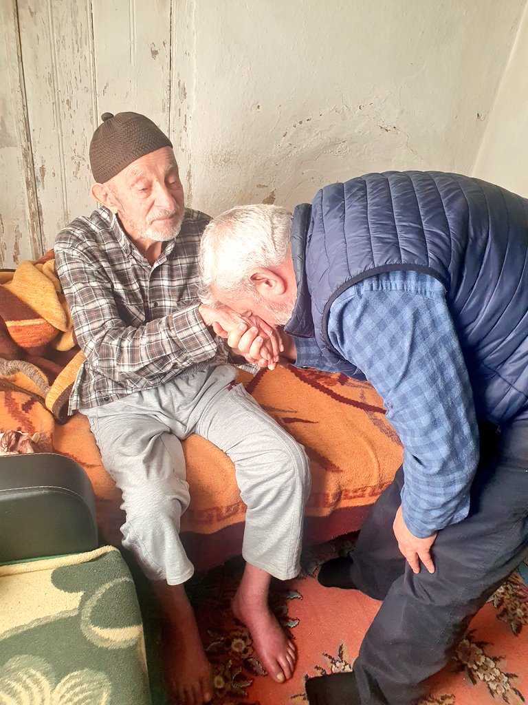 alivar43's tweet photo. Yaşlılarımız
Çiçek Açmış  Kır Gibidir.

#Catak köyümüzden Hacı İsmail Sarman abimize geçmiş olsun ziyaretinde bulunduk. 

Asırlık çınarlarımız bizim toplumsal hafızalarımızdır.
@akpartihisarcik https://t.co/pMOuw2jvxn