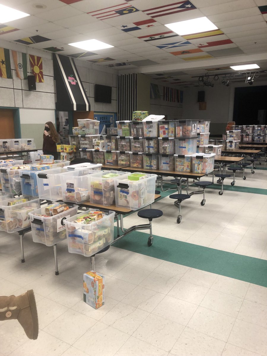 NancyBatchelde1's tweet photo. Another great Food for Neighbors event to provide food for Middle and High School students!  #ffn #generousneighbors https://t.co/52wro8IUwb