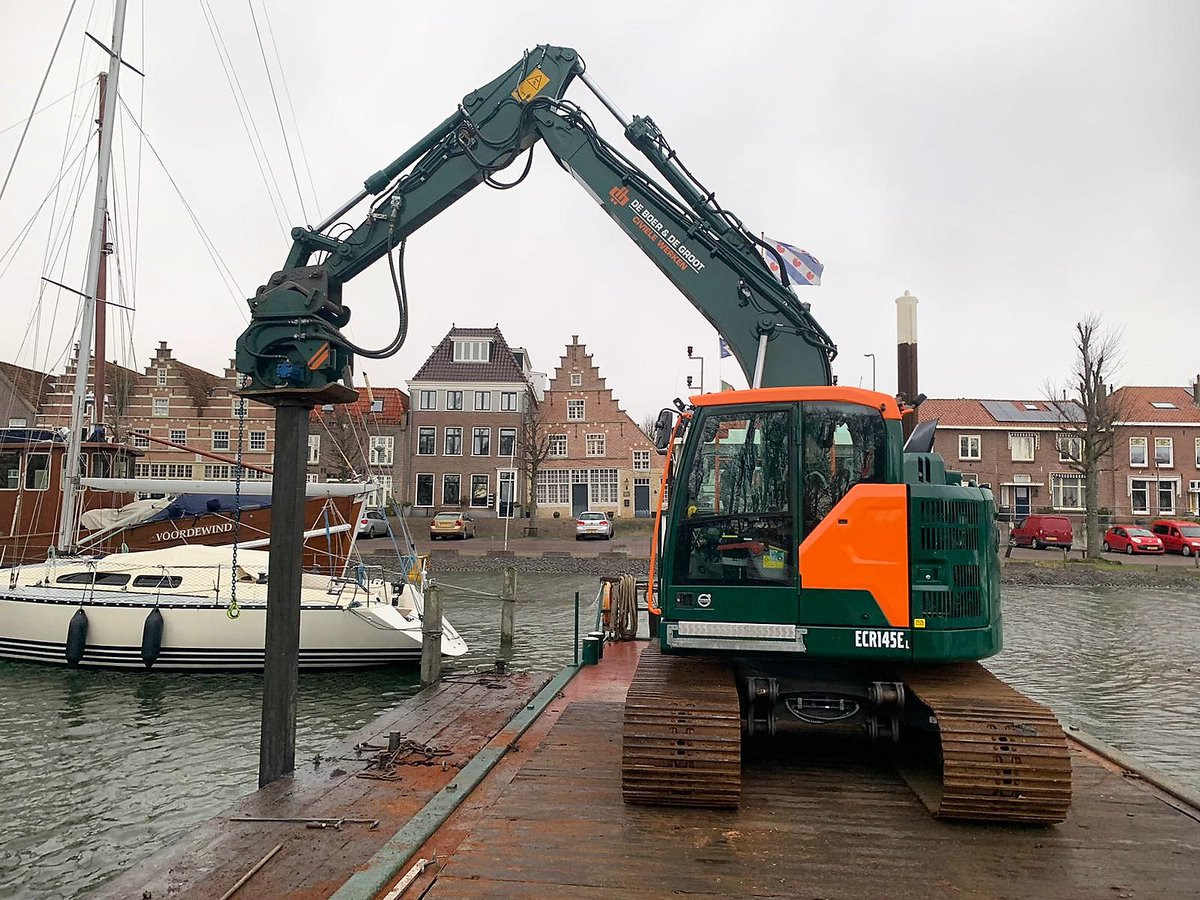 deboerendegroot's tweet photo. In het winterseizoen zijn onze schepen en collega’s vaak te vinden in jachthavens voor de uitvoering van #onderhoudswerkzaamheden. Momenteel zijn we onder andere werkzaam in een van de havens te #Medemblik en #Andijk.
#jachthavens #steigers #ijsselmeer #opdegrensvanlandenwater https://t.co/t3kzxG9M7Q
