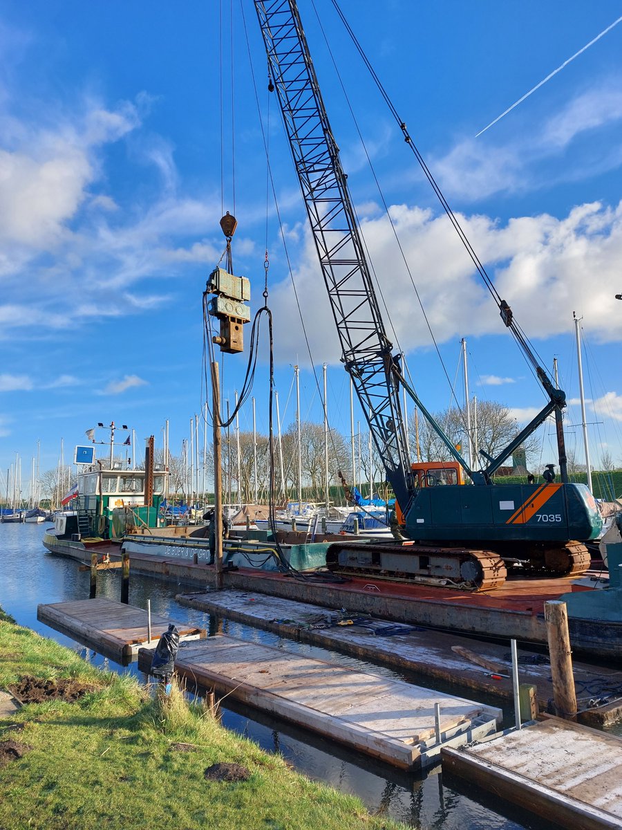 deboerendegroot's tweet photo. In het winterseizoen zijn onze schepen en collega’s vaak te vinden in jachthavens voor de uitvoering van #onderhoudswerkzaamheden. Momenteel zijn we onder andere werkzaam in een van de havens te #Medemblik en #Andijk.
#jachthavens #steigers #ijsselmeer #opdegrensvanlandenwater https://t.co/t3kzxG9M7Q
