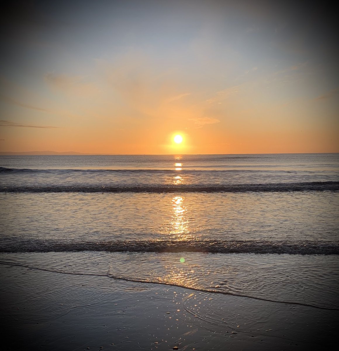 Juggling_Words's tweet photo. Here comes the sun 🎶
… it’s alright. 🎵

#CardiffRegion #Beach #Sunsets
#Photography #Nature #Zen https://t.co/BWUEaz8IDv