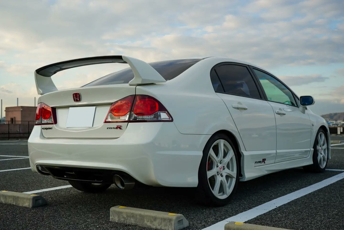 shunta_typeR's tweet photo. ホンダシビックタイプR FD2
納車されました！

2007年 当時まだ6歳の頃、カタログを見てそのかっこよさに一目惚れしたクルマ

あれから約15年ずっとずっと乗りたいと思い続け、ついに乗れる日が現実となった

本当に嬉しい！
ありがとうシビック！ https://t.co/2ny4YxXNs3