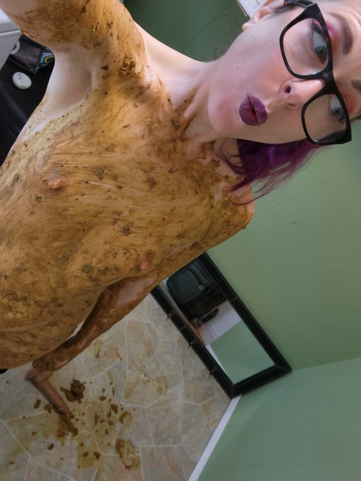4 pic. Do you like My new outfit? 💩
#Nerdyfaery #scat #scatgirl #scatsmear #poop https://t.co/08krSk