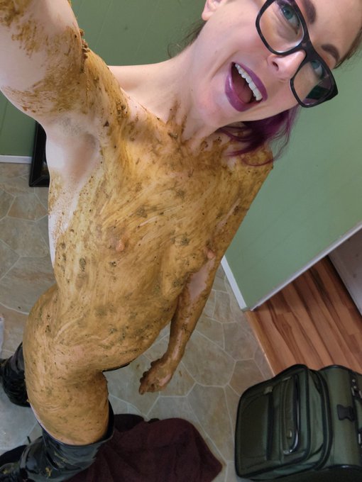 3 pic. Do you like My new outfit? 💩
#Nerdyfaery #scat #scatgirl #scatsmear #poop https://t.co/08krSk