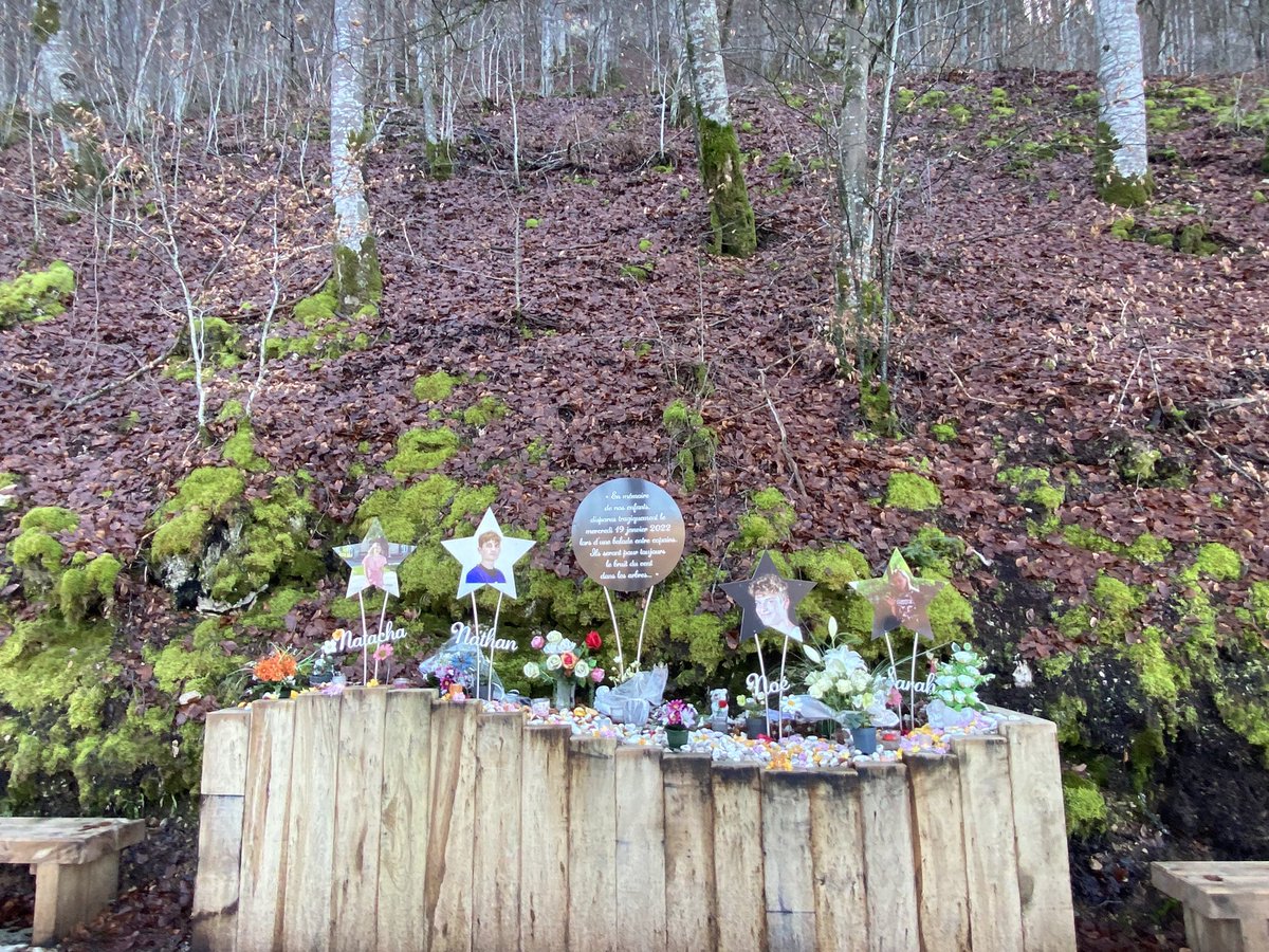 stephane_arru's tweet photo. Quatre étoiles regardent désormais l’étendue d’eau, redevenue paisible. Quatre visages qui seront pour toujours, ces toutes petites rides à la surface de l’eau soufflées par le vent du souvenir à travers les arbres. https://t.co/kDiDXzJ00w