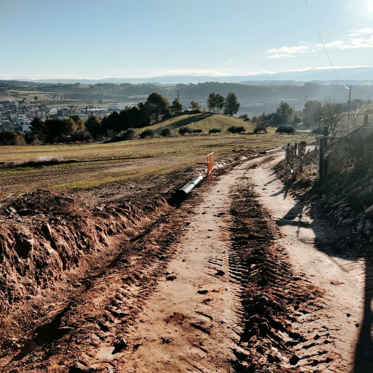 EmdSant's tweet photo. Avui hem anat a veure les obres #fibraoptica i també #arranjament camí Barraca, no parem per què sempre hi #SOM https://t.co/7ICActOilk