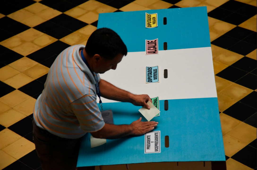 En Guatemala, un proceso electoral es el conjunto de actividades con las que se garantiza el libre ejercicio de derechos y deberes de la ciudadanía, como elegir y ser electo, optar a cargos públicos y participar en actividades políticas, dice #CatalinaSoberanis.