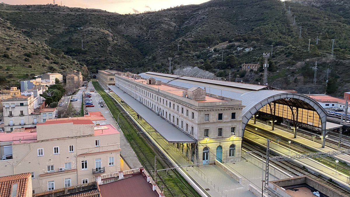 FerranMorenoG's tweet photo. ⚠️ I avui als #TNTV3 Devolucions en calent a Portbou. La policia francesa deixa els migrants enmig de la carretera, de dia o de nit, siguin quines siguin les condicions meteorològiques. Amb @bernatrexach https://t.co/STlnXeuT3x https://t.co/lnVZAV5q9K