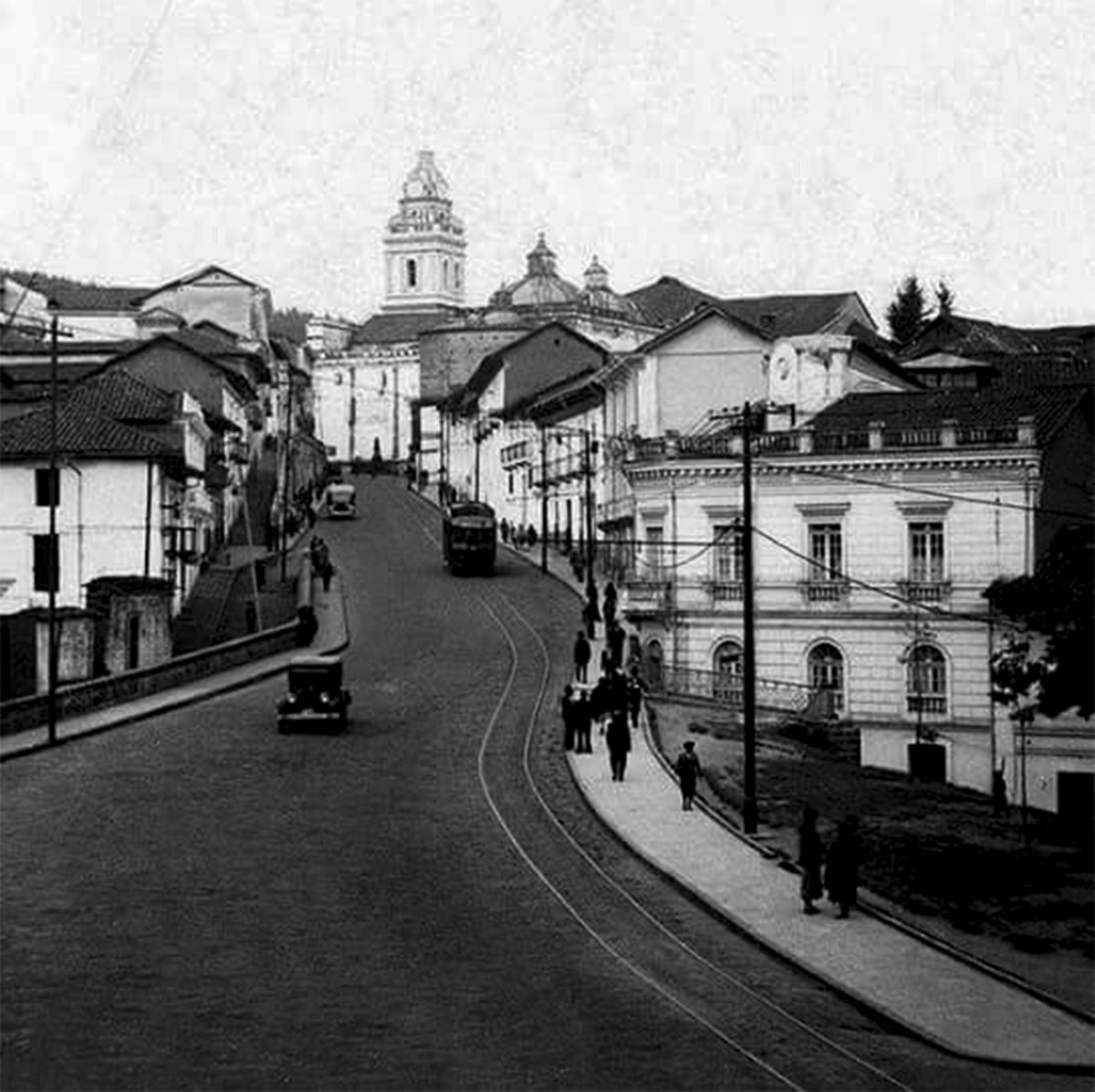 🖊️

Exodo  

… Ciudad mía, te dejo en tu éxtasis de piedra
y en tu llanto sin llanto.

Calles jadeantes,
cintas métricas de la angustia
en el titilimundi del sueño.

Plazas borrachas
con el vino blanco de una orgía de sol…

✍️ Gonzalo Escudero 🇪🇨