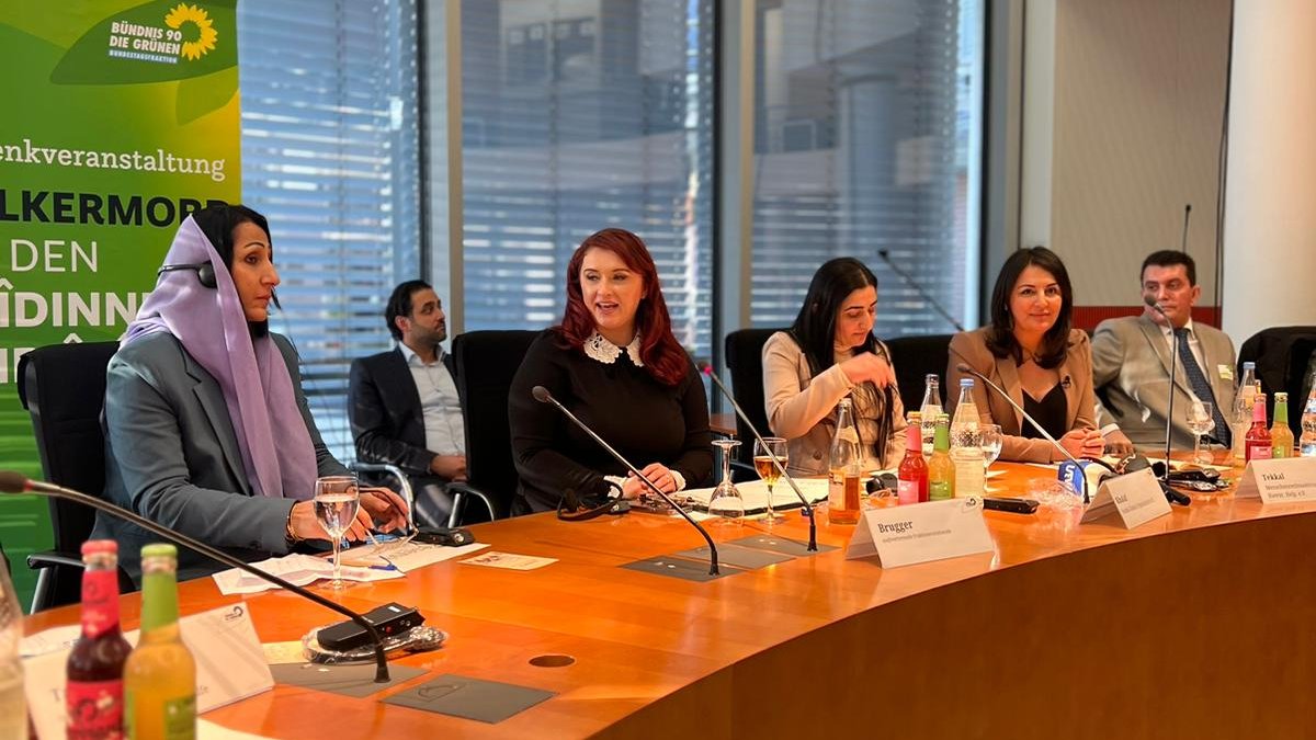 DuezenTekkal's tweet photo. .@agnieszka_mdb begrüßt herzlich ihre Exzellenz Prinzessin Mayan Khairi Beg, die eigens aus #Schingal angereist ist, um der #GenozidAnerkennung beizuwohnen. #ItWasAGenocide https://t.co/xECgwrrbTG