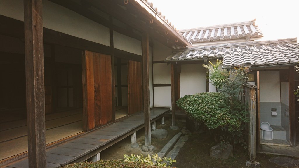 Zenith_Origin's tweet image. 今日は今井町に行ってきた。

夕暮れ時に行ったので凄い綺麗に屋根が光ってた。

 #今井町
 #Xperia
 #Xperiaphotography
 #写真好きな人と繫がりたい 
 #古民家  #クイック・シンクロン