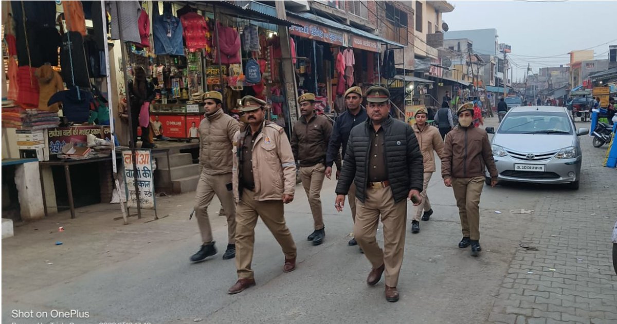 aligarhpolice's tweet photo. #SSP_Aligarh श्री कलानिधि नैथानी के निर्देशन में अलीगढ़ पुलिस द्वारा अपराध नियंत्रण, कानून एवं शान्ति व्यवस्था के दृष्टिगत भीड़भाड़ वाले स्थानों, बाजारों, मुख्य चौराहों एवं मिश्रित आबादी वाले संवेदनशील स्थानों पर पैदल गश्त किया जा रहा है।
#AligarhPolice
#Footpatrolling https://t.co/VZDzzdgbfJ