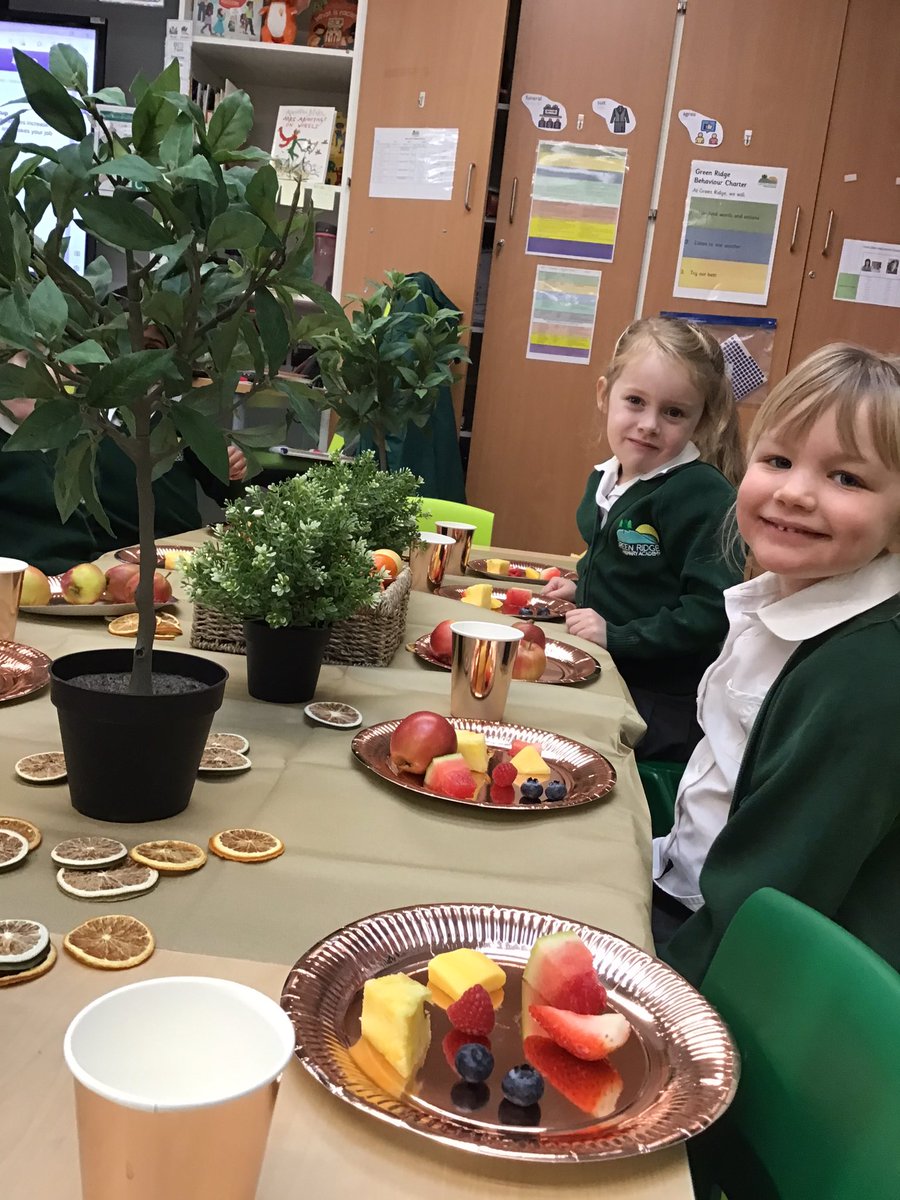 GRPAHazel's tweet image. Today the children in @GRPAHazel @GreenRidgeR2 were asked by a very special knight to plan a banquet for the King. I think he would be pretty delighted to join the children for this lovely spread! #handsonlearning #KingCharles #eyfsrocks