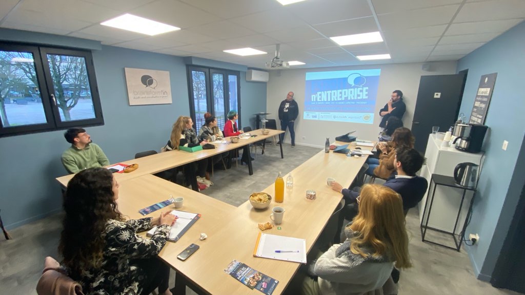 LoicPageot's tweet image. 👏 Merci aux chefs d'entreprises de #parthenay qui ont échangé aujourd'hui avec les adhérents au Contrat d'Engagement Jeunes, accompagnés par Linda de  @poleemploi_NA . Et spécialement à Anthony Parthenay pour son accueil dans ses locaux @espritpub    
#cej