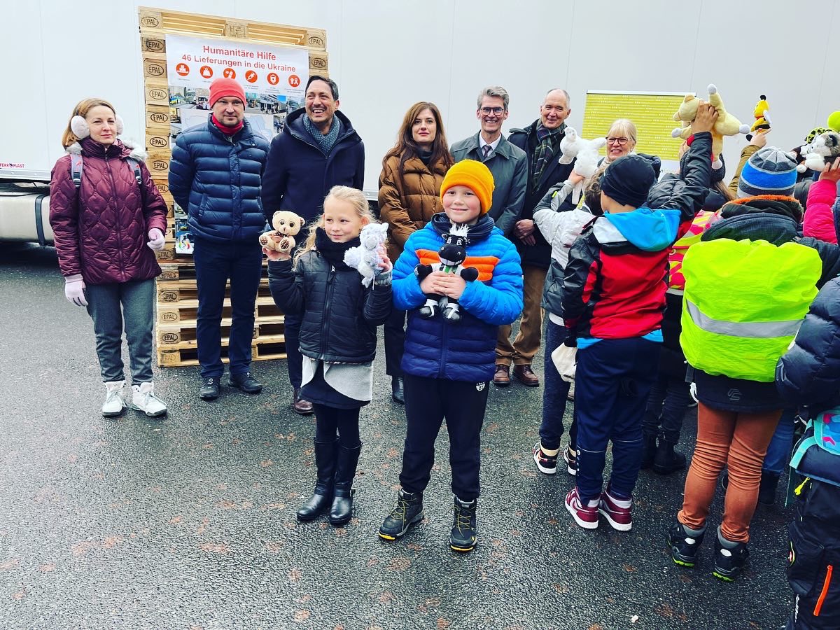 UniklinikEssen's tweet photo. Der 46. Transport der Ukraine-Hilfe der Universitätsmedizin Essen ist heute vom Zentrallager in der Theodor-Althoff-Str. 2, nach Poltawa 🇺🇦zur Kinderklinik aufgebrochen 🚛💪🏼. Verabschiedet wurde der Hilfstransport unter anderem von Kindern aus Kindergärten und Schulen. https://t.co/sVHdVkjoIg