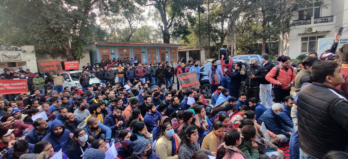 AMEAK_Displaced's tweet image. Day 255 - Slogans of &quot; अमर रहे अमर रहे बालासाहेब अमर रहे&quot; reverberates protest site at RC office, #Jammu . Sh. @rautsanjay61 today stood in solidarity with #KashmiriPandit employees protesting from last 255 days for the demand of #Relocation to #Jammu  at RC Office, #Jammu.