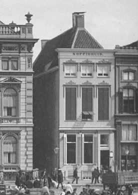 HistorieGro's tweet photo. Oude panden aan de oostwand van de Grote Markt v.l.n.r. Grote Markt 28-29, 30, 31-32 en 33. Alleen #33 bleef gespaard na een grote brand in 1945. Echter overleefde dit pand de wederopbouw plannen van de gemeente toentertijd niet. https://t.co/mB6oC3038j