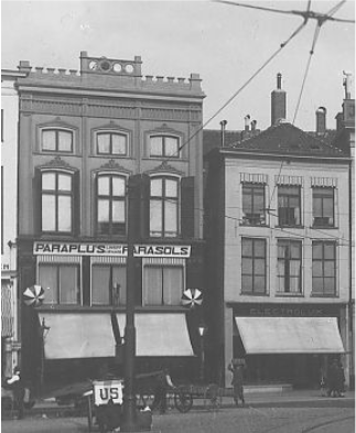 HistorieGro's tweet photo. Oude panden aan de oostwand van de Grote Markt v.l.n.r. Grote Markt 28-29, 30, 31-32 en 33. Alleen #33 bleef gespaard na een grote brand in 1945. Echter overleefde dit pand de wederopbouw plannen van de gemeente toentertijd niet. https://t.co/mB6oC3038j