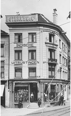 HistorieGro's tweet photo. Oude panden aan de oostwand van de Grote Markt v.l.n.r. Grote Markt 28-29, 30, 31-32 en 33. Alleen #33 bleef gespaard na een grote brand in 1945. Echter overleefde dit pand de wederopbouw plannen van de gemeente toentertijd niet. https://t.co/mB6oC3038j