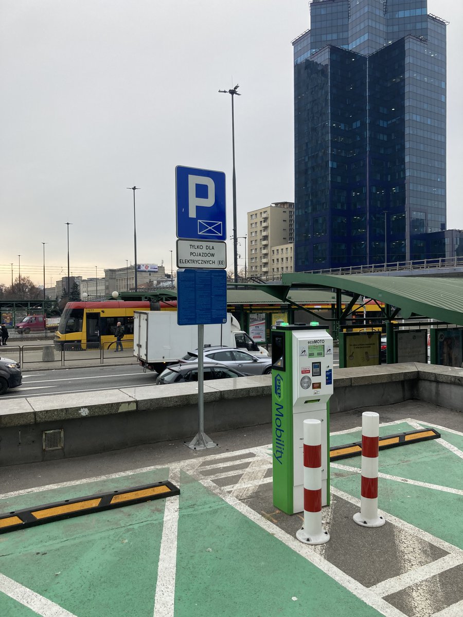 KZL_Bydgoszcz's tweet photo. KZŁ uruchomiły 10 stację ładowania samochodów elektrycznych ecoMOTO w ramach projektu PKP Mobility. 🔋 🚗
Tym razem przed dworcem Warszawa Centralna!
Stacja posiada 2 stanowiska do ładowania aut, zapłacić można zbliżeniowo kartą płatniczą!
#ecomoto #kzł #pkpmobility https://t.co/Sdst2FQV29