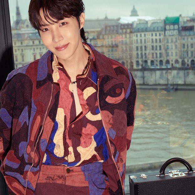 nininimin's tweet photo. LOOKING SO FINE WOW

FASHION ICON J-HOPE
FASHION KING J-HOPE
#제���홉X루이비통
#jhopeAtLVFashionShow 
#jhopeXLouisVuitton https://t.co/vkiMX2wjsD