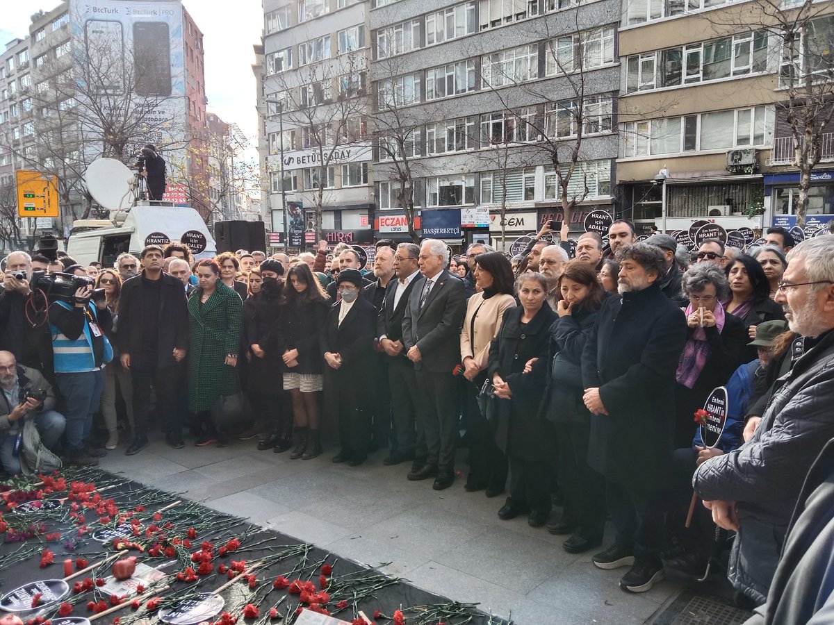 Hrant Dink katledilişinin 16. yılında vurulduğu yerde anıldı. Bu yılki anma konuşmasını yönetmen Emin Alper yaptı: "İnsanlığın hikayesi değişmek zorunda ve biz onu değiştireceğiz"
agos.com.tr/tr/yazi/28041/…