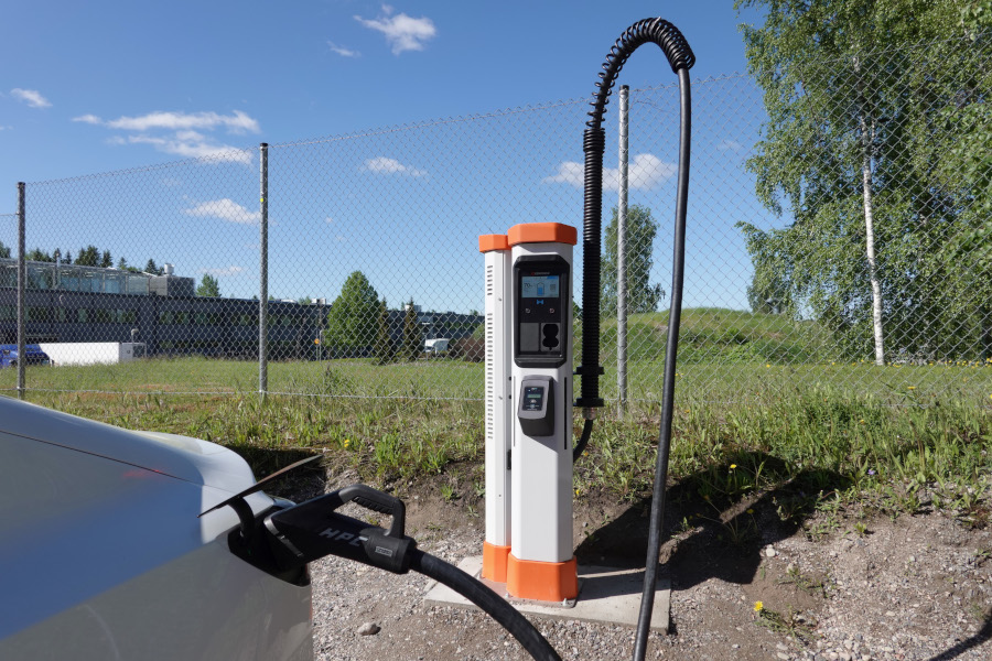 EMotecMedia's tweet photo. Jussi Vanhanen, CMO at @KempowerOyj explains how Liquid-cooled charging can accelerate the electrification of Heavy-Goods-Vehicles (HGVs). 🔋

Read their article by clicking the link below ⬇️

#emotec #emobility #emobilitytechnology #evcharging #evchargers #evnews #evtech https://t.co/Zi5WFQMQsd