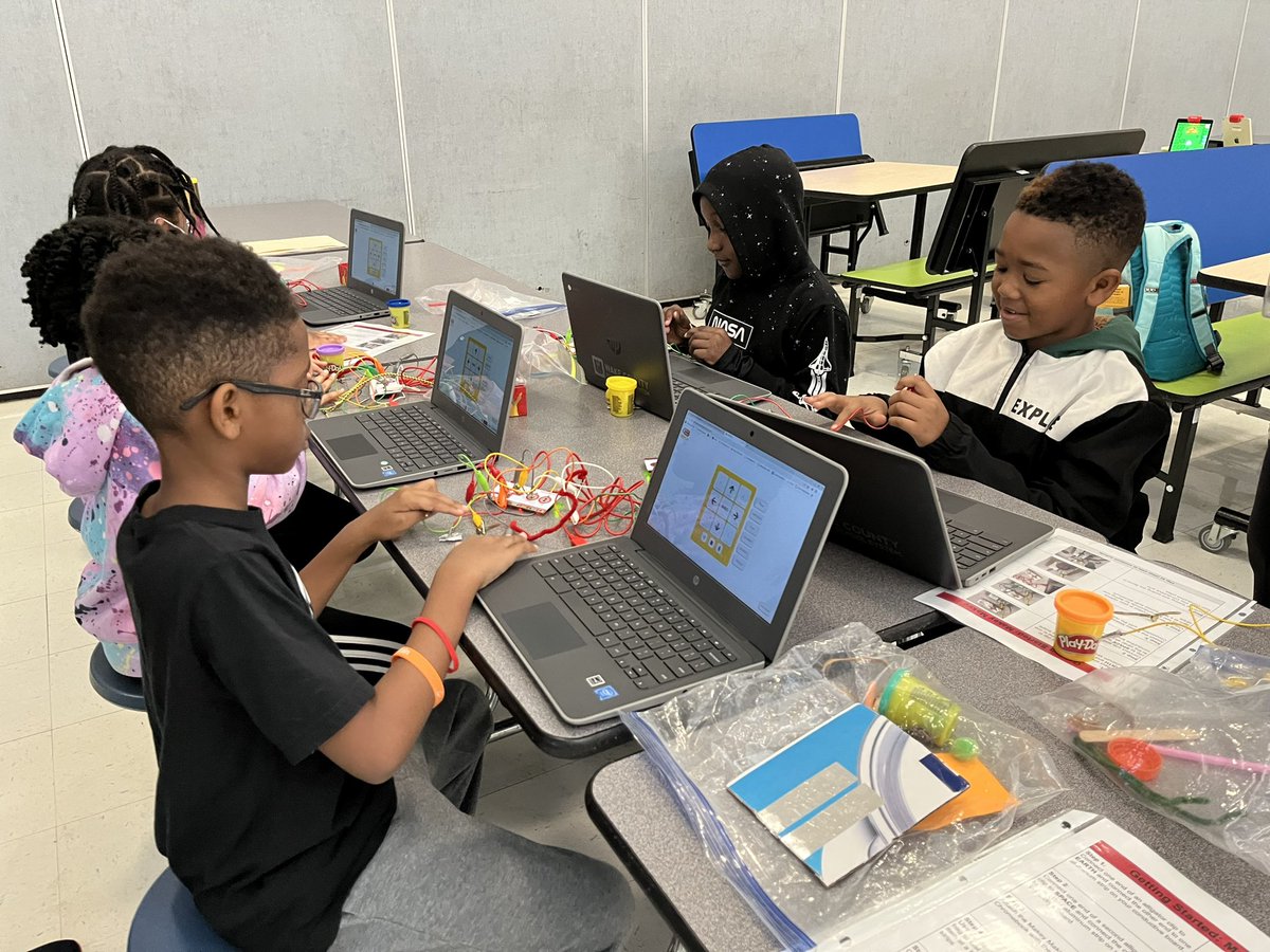 AldridgeMECME's tweet image. Our @MECME_School 3rd graders are coding today! 🤖💻 Thank you to our WCPSS DLCs and CSed Team! #CodeandGo