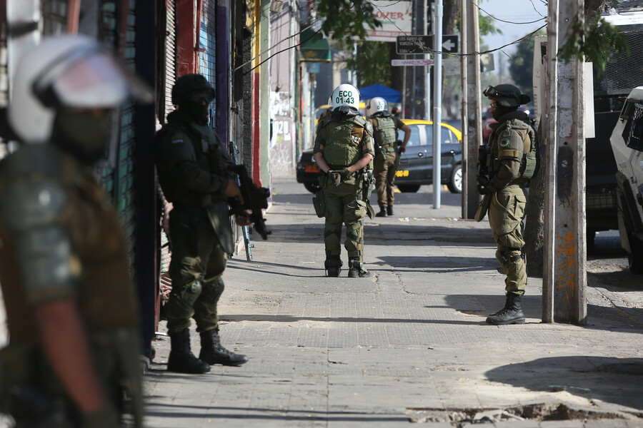 agenciaunochile's tweet photo. Carabineros realiza allanamientos simultáneos en seis comunas para desbaratar red de explotación infantil, las víctimas serían extranjeros y chilenos.

En desarrollo.

📸© AgenciaUno/Diego Martin https://t.co/x0hByxGWhe